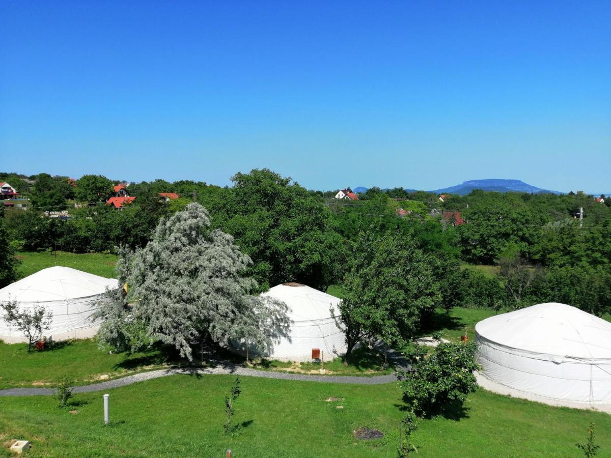 Jurta Hotel Balatongyoeroek Ngoại thất bức ảnh