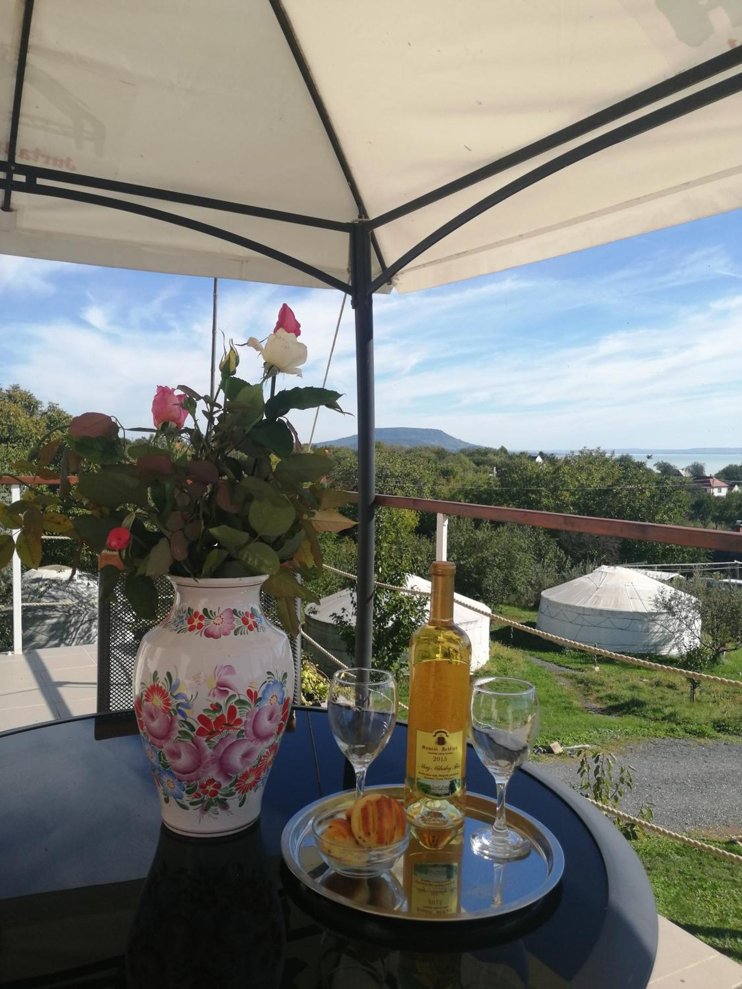 Jurta Hotel Balatongyoeroek Ngoại thất bức ảnh
