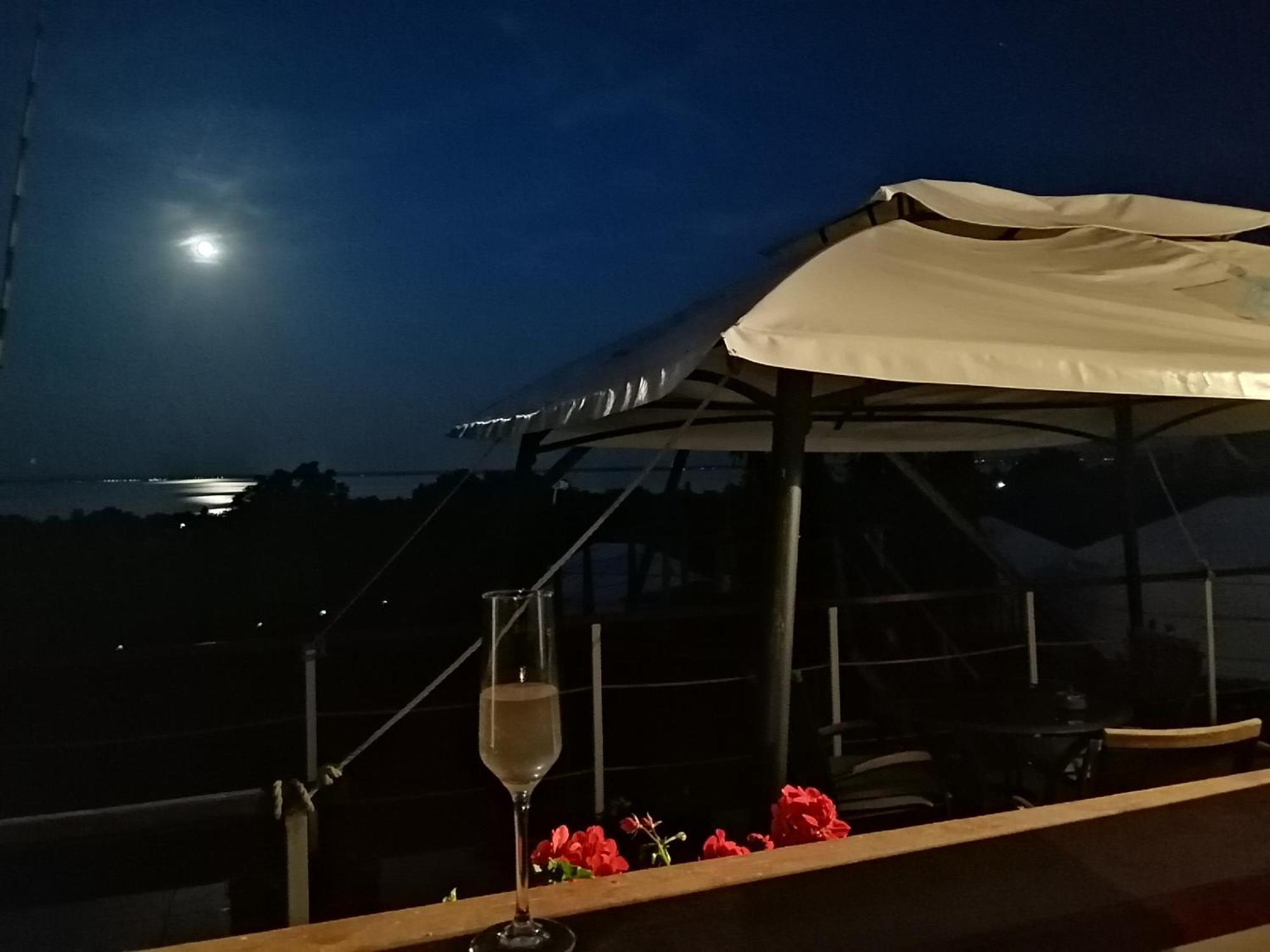 Jurta Hotel Balatongyoeroek Ngoại thất bức ảnh