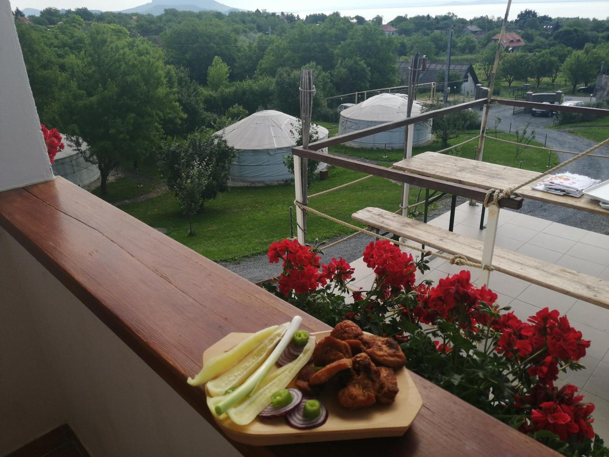 Jurta Hotel Balatongyoeroek Ngoại thất bức ảnh