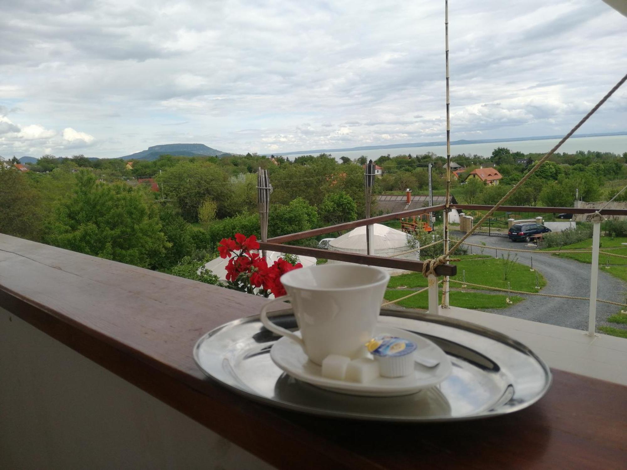 Jurta Hotel Balatongyoeroek Ngoại thất bức ảnh